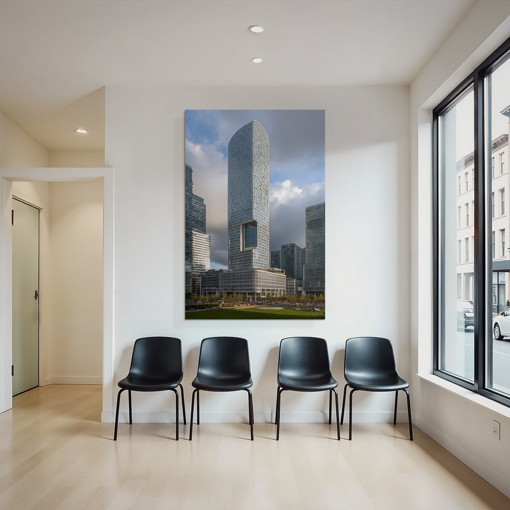 Moderne Moderne Skyscraper Mit Kurvem Oben Und Cutout In Der Mitte