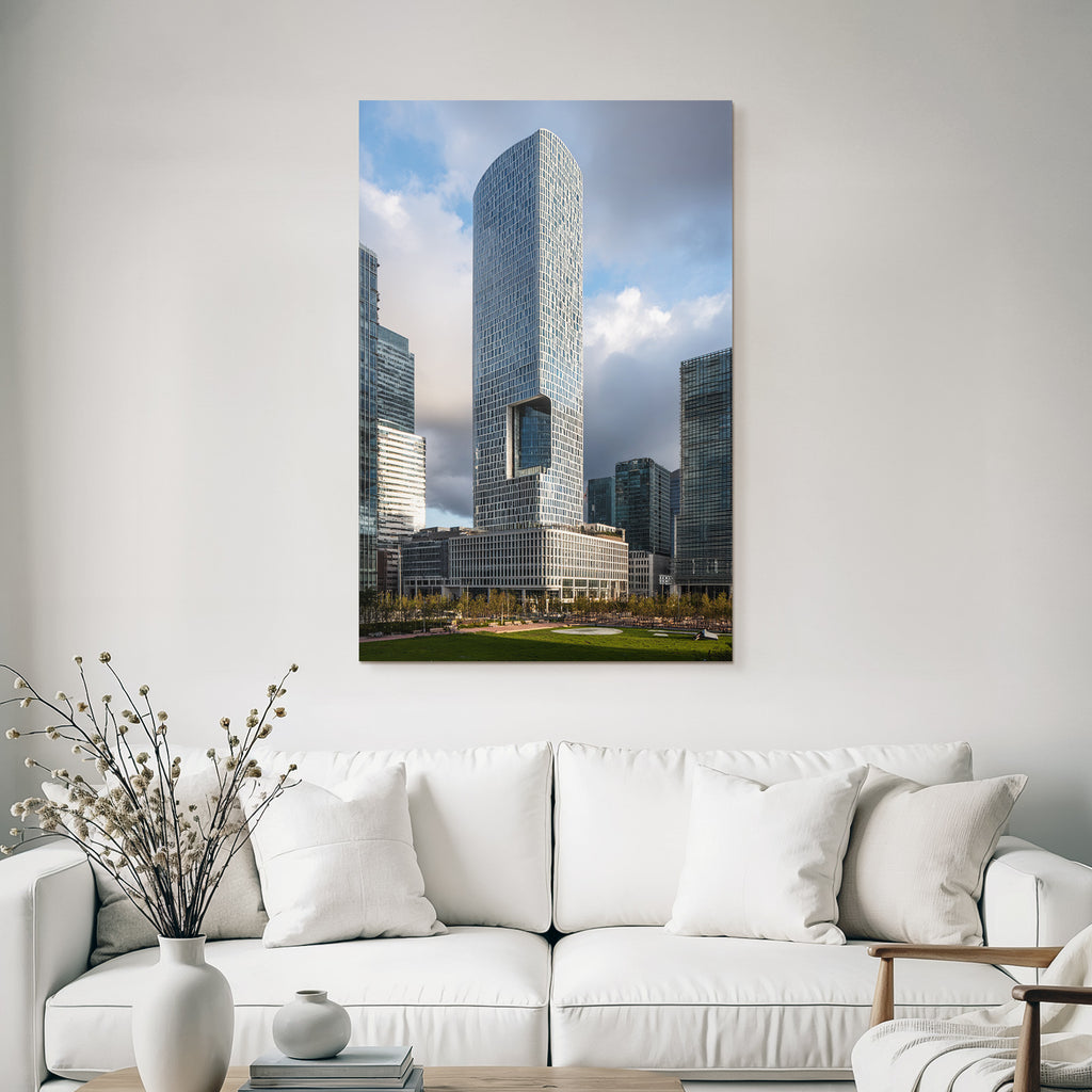 Moderne Moderne Skyscraper Mit Kurvem Oben Und Cutout In Der Mitte