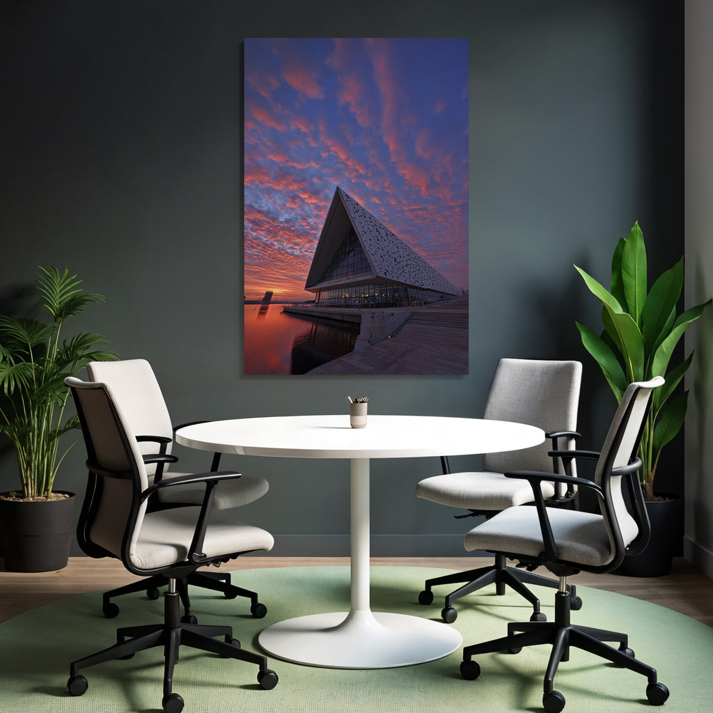 Moderne Moderne Triangular Dach Glasfenster Am Wasser Bei Sonnenuntergang