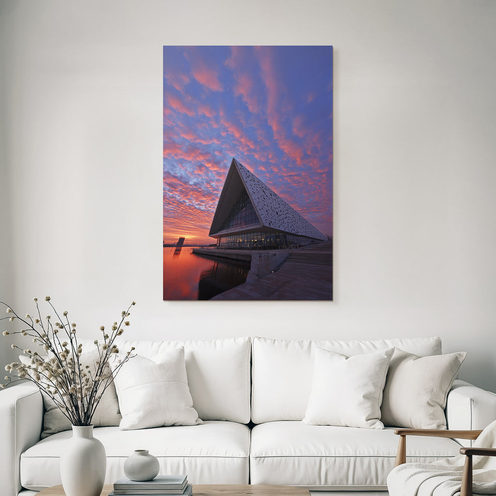 Moderne Moderne Triangular Dach Glasfenster Am Wasser Bei Sonnenuntergang