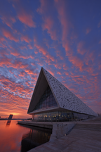Moderne Moderne Triangular Dach Glasfenster Am Wasser Bei Sonnenuntergang | Moderne Architektur | Architektur