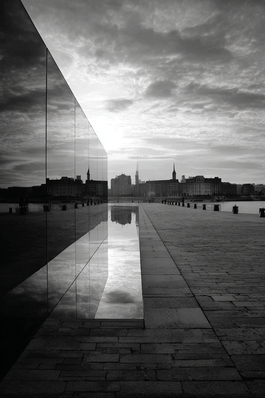 Moderne Symmetrische Reflexion Von Gebäuden Und Himmel | Moderne Architektur | Architektur