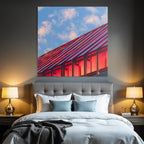 Moderne Dach Design Rot Metallisch Reflexion Himmel Mit Wolken
