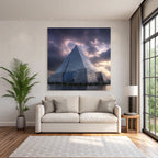 Moderne Grosses Modernes Pyramidengebäude Mit Glas Und Beton Vor Dramatischem Himmel