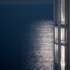 Moderne Hochhaus Am Wasser Spiegelung Licht Reflexionen Ruhige Szene | Moderne Architektur | Architektur
