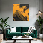Moderne Hochhaus Aus Der Perspektive In Orange Und Schwarz Mit Wolken