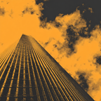 Moderne Hochhaus Aus Der Perspektive In Orange Und Schwarz Mit Wolken | Moderne Architektur | Architektur