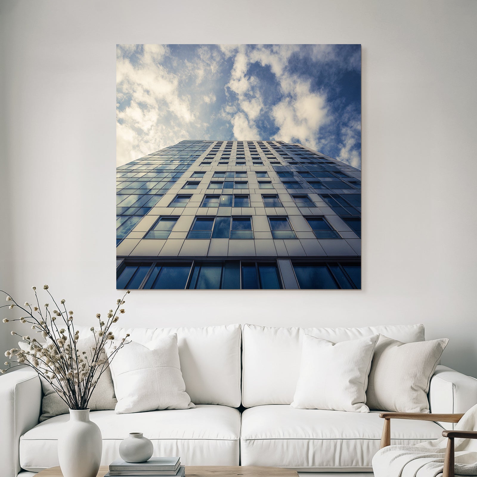 Moderne Moderne Gebaude Von Unten Mit Glass Fassade Und Wolken Verdeckt