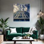 Moderne Moderne Gebaude Von Unten Mit Glass Fassade Und Wolken Verdeckt