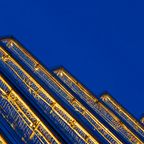 Moderne Naheaufnahme Beleuchtet Gegen Blaün Himmel | Moderne Architektur | Architektur