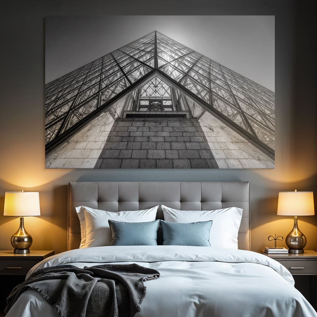 Moderne Glas Pyramide Eingang Museum Monochrom