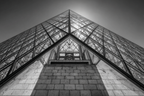 Moderne Glas Pyramide Eingang Museum Monochrom | Moderne Architektur | Architektur