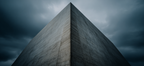 Moderne Grosses Geometrisches Betonbauwerk Im Moodigen Himmel | Moderne Architektur | Architektur
