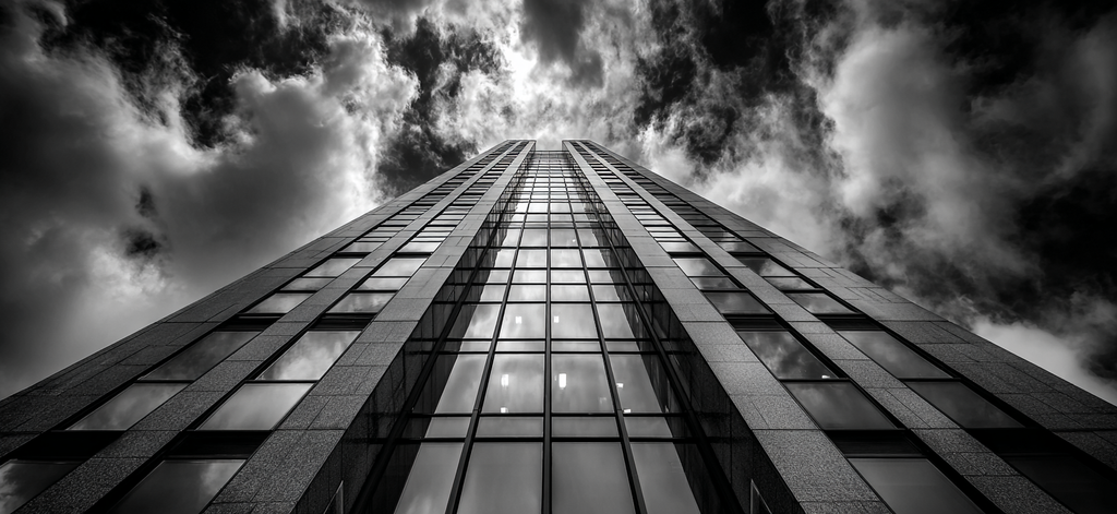 Moderne Hochhaus Reflexionen Im Schwarz Weissem Himmel | Moderne Architektur | Architektur