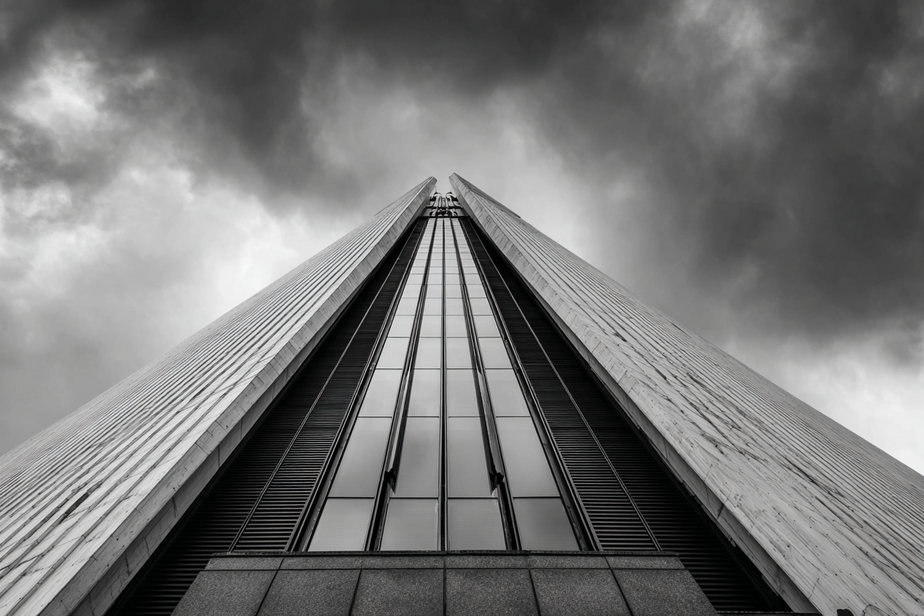 Moderne Hochhaus Unter Dramatischem Himmel Sw | Moderne Architektur | Architektur
