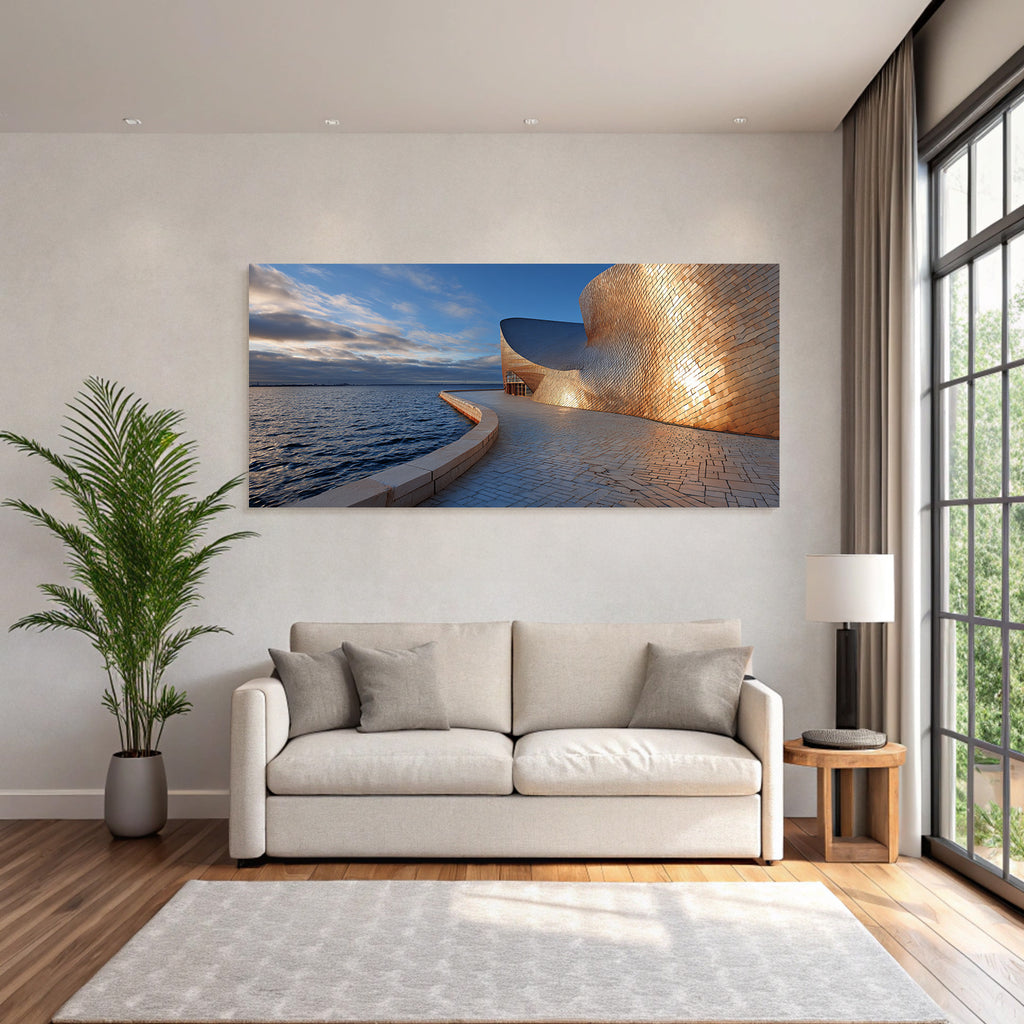 Moderne Moderne Am Wasser Mit Metallischer Fassade