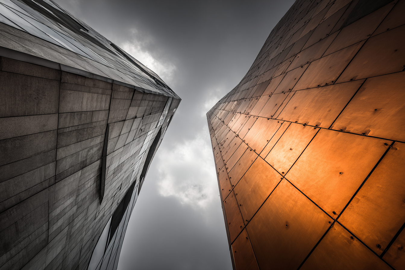Moderne Moderne Gebäude Reflective Und Metallic Fassade Bei Bewölkter Himmel | Moderne Architektur | Architektur