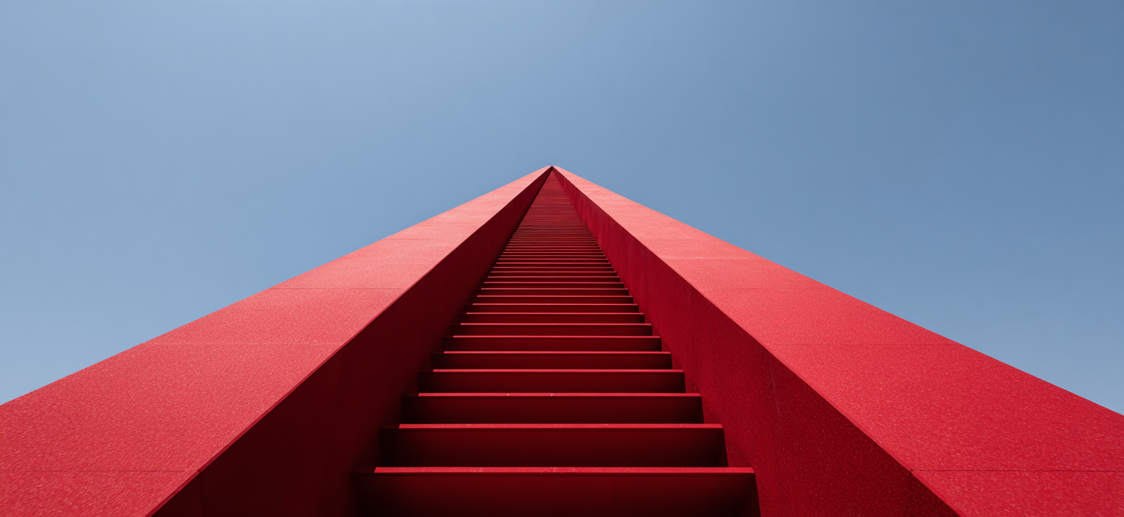 Moderne Rote Struktur Mit Treppen Im Aufstieg Und Blaüm Himmel | Moderne Architektur | Architektur