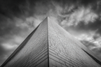 Moderne Struktur Mit Scharfem Winkel Im Monochromen Stil Unterdramatischem Himmel | Moderne Architektur | Architektur