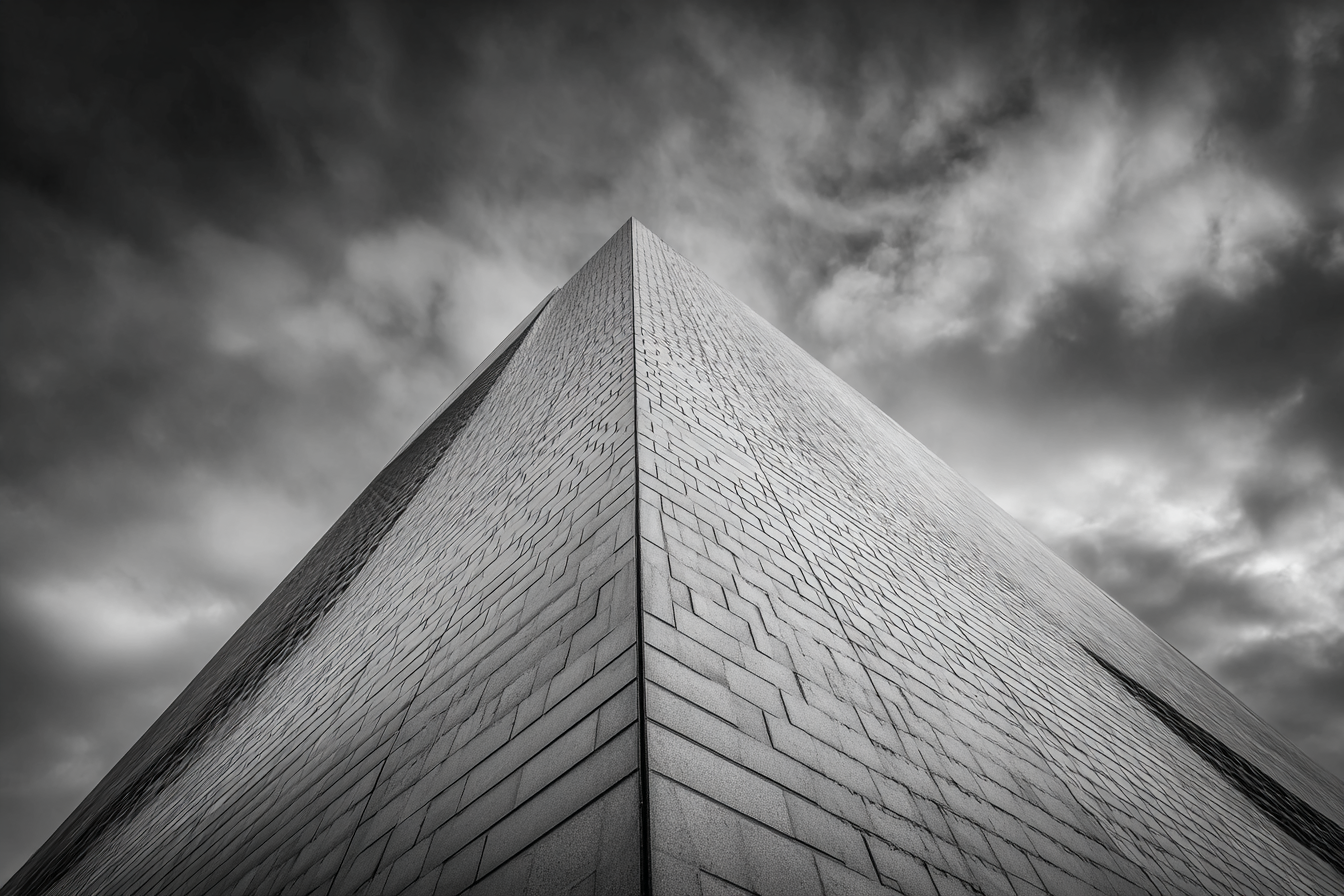 Moderne Struktur Mit Scharfem Winkel Im Monochromen Stil Unterdramatischem Himmel | Moderne Architektur | Architektur