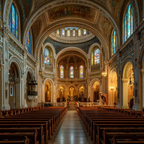 Grand Kirche Innenansicht Mit Buntem Glasfenster Und Pews | Sakrale Bauten | Architektur