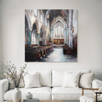 Kircheninneres Hochgewölbte Decke Buntglasfenster Impressionistisch