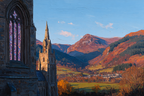 Kirche Mit Bunten Fenstern Umgeben Von Hügeln Und Bergen Sonnenuntergang | Sakrale Bauten | Architektur