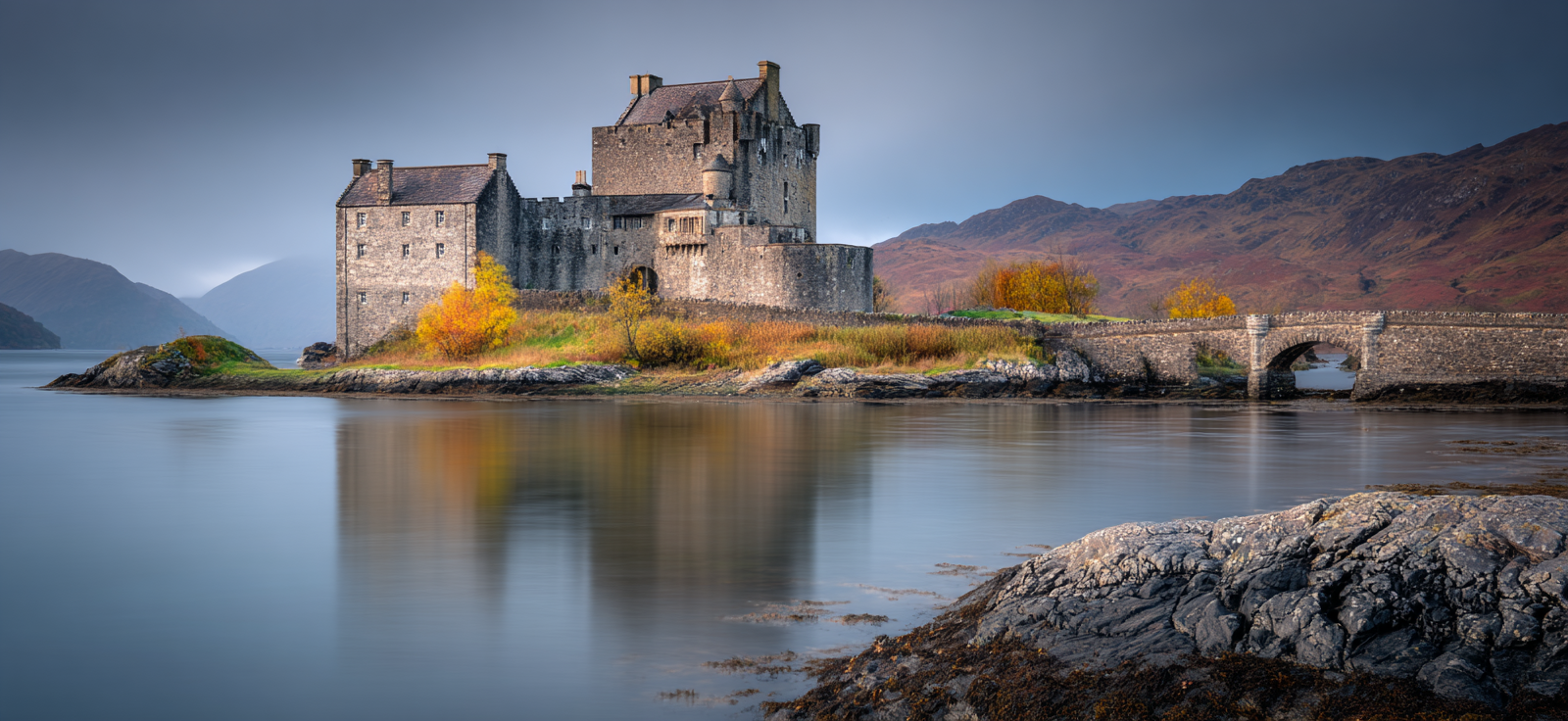 Burg Am Felsen Umgeben Von Wasser Und Bergen Im Herbst | Scloesser und Burgen | Architektur