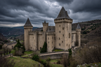 Schloss In Den Bergen Mit Bäumen Unter Einem Bewölkten Himmel | Scloesser und Burgen | Architektur