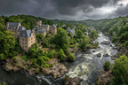 Steinburg In Der Natur Am Fluss Mit Grünem Hintergrund | Scloesser und Burgen | Architektur