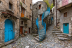 Atmosphärische Strassenszene Village Spiral Staircase Blaü Bränzung Steinbaürn | Tueren Treppen und Tore | Architektur