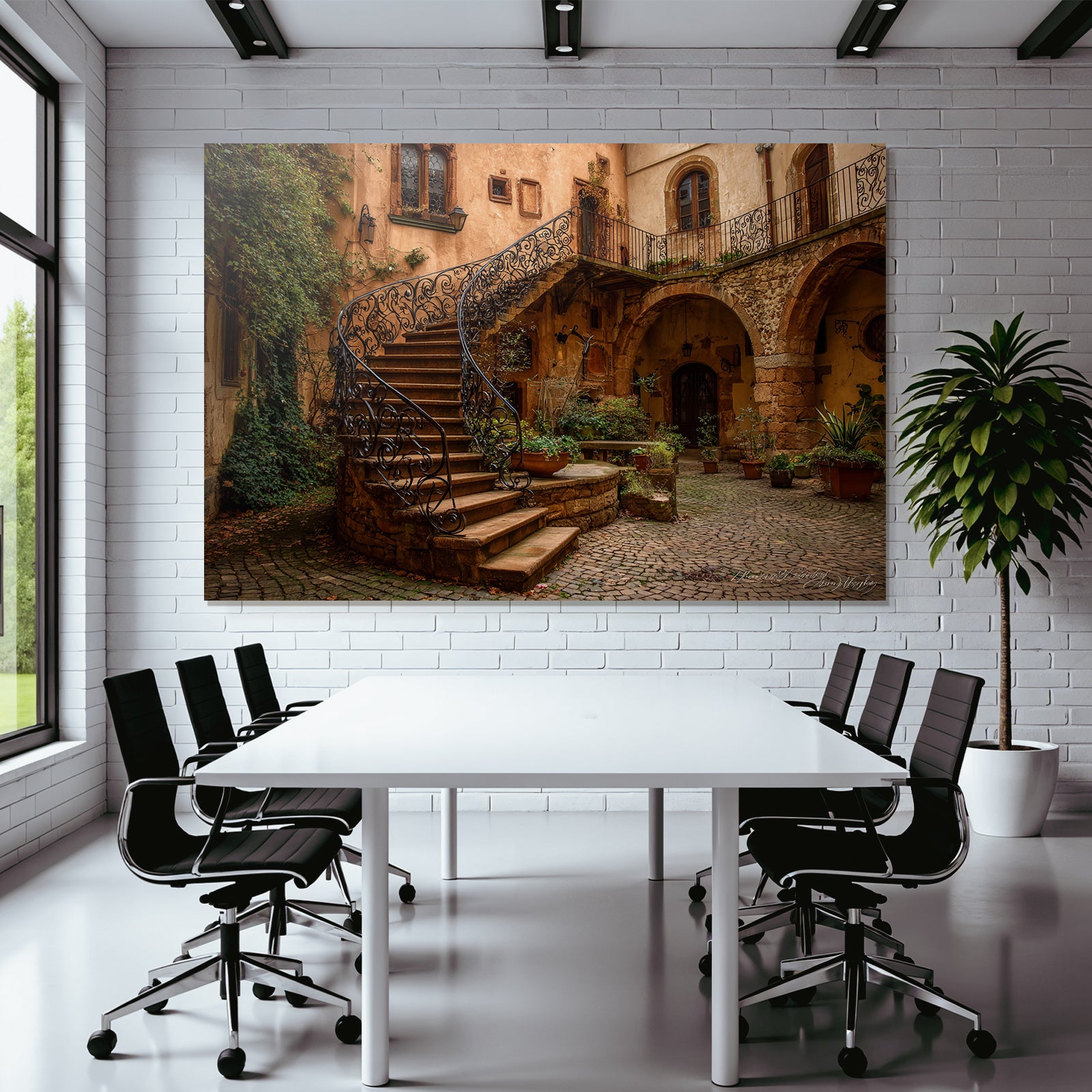 Charmanter Innenhof Mit Spiraltreppe Und W Lettert Journal Appel Plantzen