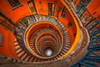 Spiral Staircase Mit Holzschritten Und Orientiertem Geländer Orange Wand Dekoration | Tueren Treppen und Tore | Architektur