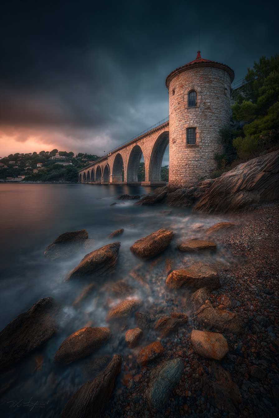 Steinbrücke Mit Bogen Und Runder Turm Küste Und Himmel | Windmuehlen Leuchttuerme Bruecken | Architektur