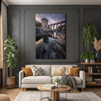 Steinstruktur Am Wasser Mit Viadukt Unter Dramatischem Himmel