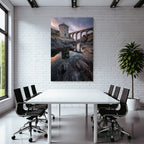 Steinstruktur Am Wasser Mit Viadukt Unter Dramatischem Himmel