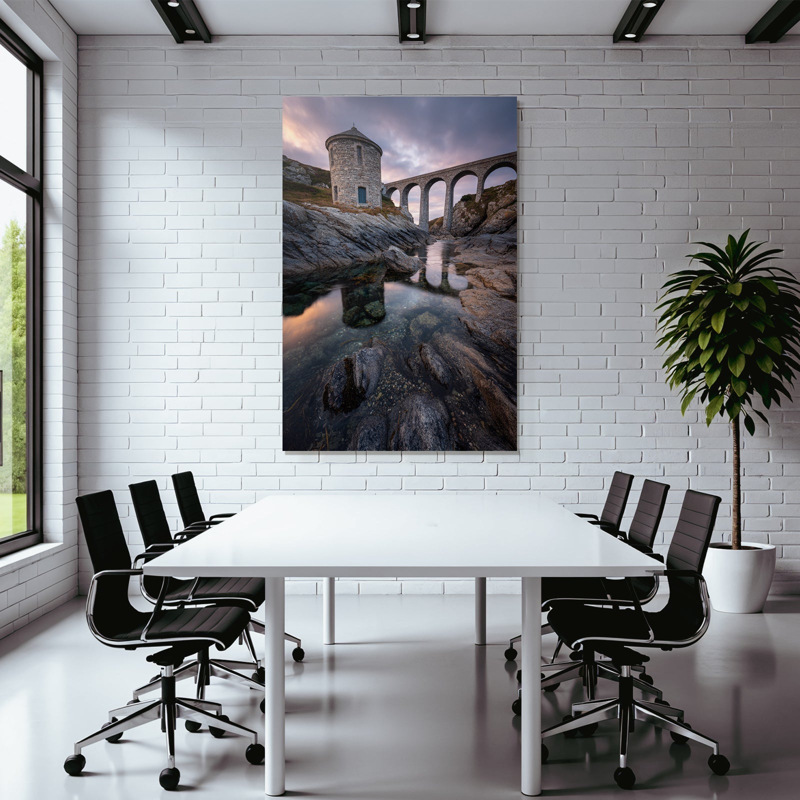 Steinstruktur Am Wasser Mit Viadukt Unter Dramatischem Himmel