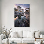 Steinstruktur Am Wasser Mit Viadukt Unter Dramatischem Himmel