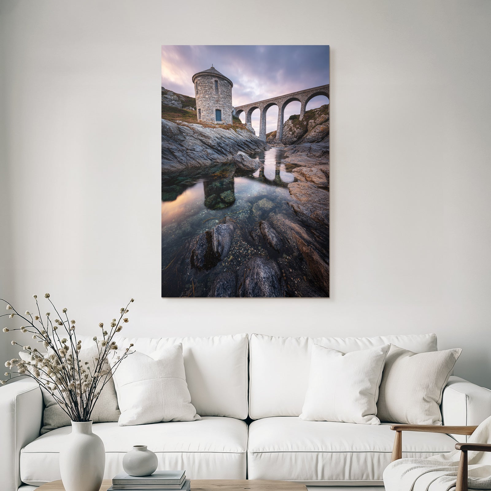 Steinstruktur Am Wasser Mit Viadukt Unter Dramatischem Himmel