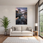 Steinstruktur Am Wasser Mit Viadukt Unter Dramatischem Himmel