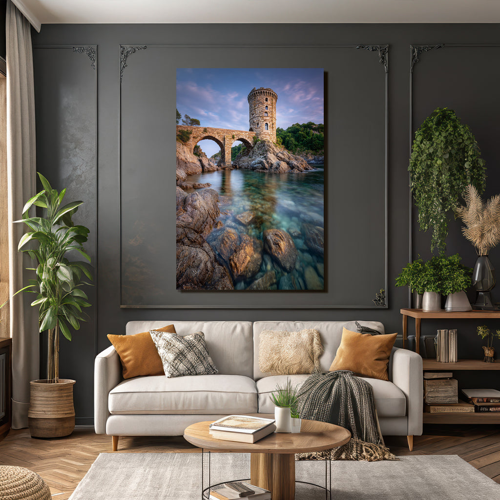 Steinturm Und Bogenbrücke Am Wasser Im Tranquilen Natursetting