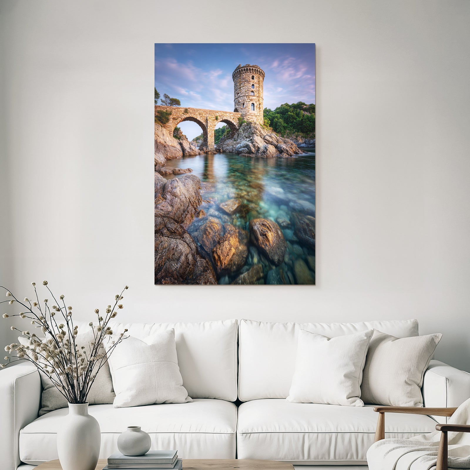 Steinturm Und Bogenbrücke Am Wasser Im Tranquilen Natursetting