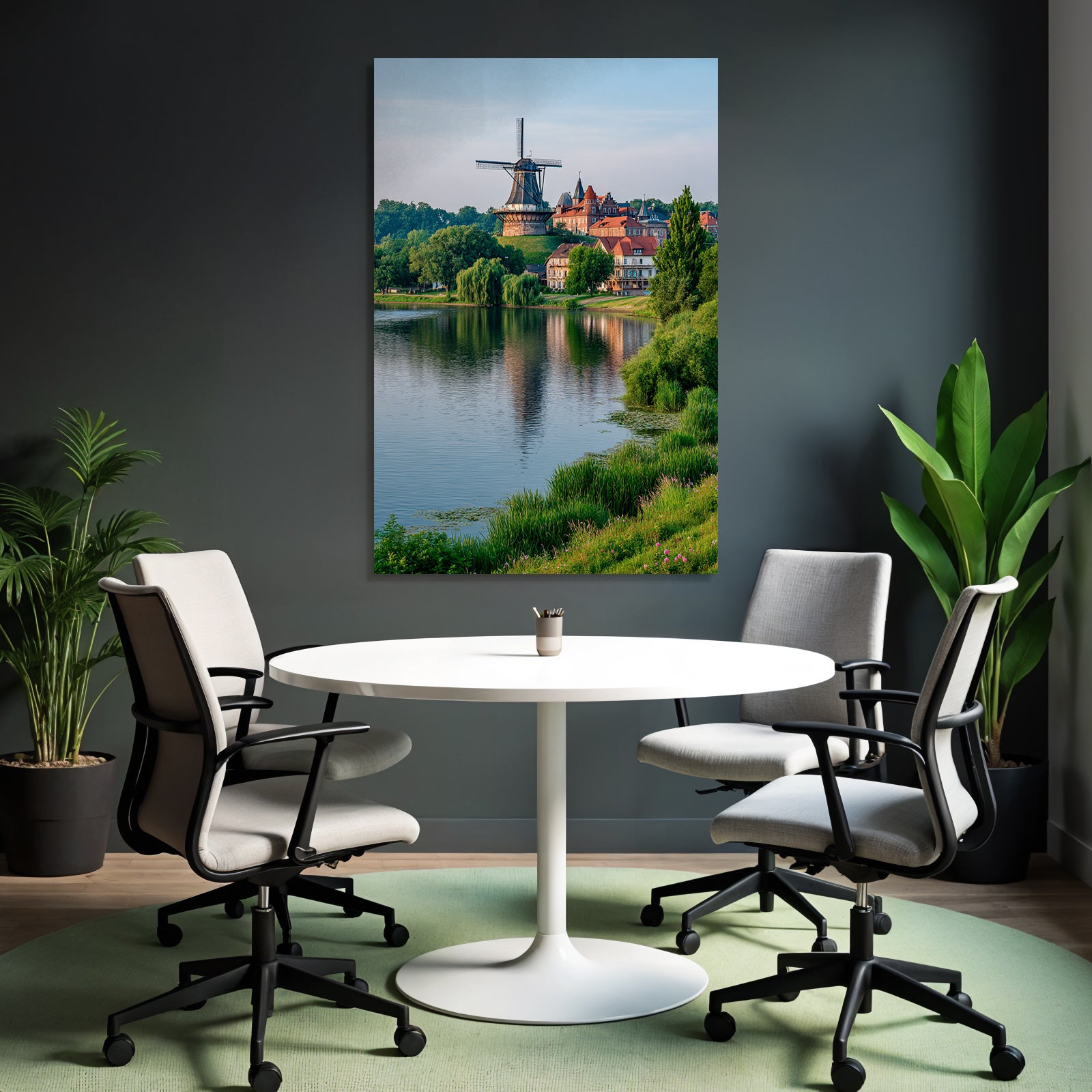 Traditionelle Windmühle Umgeben Von Grünen Häusern Und Wasserlandschaft