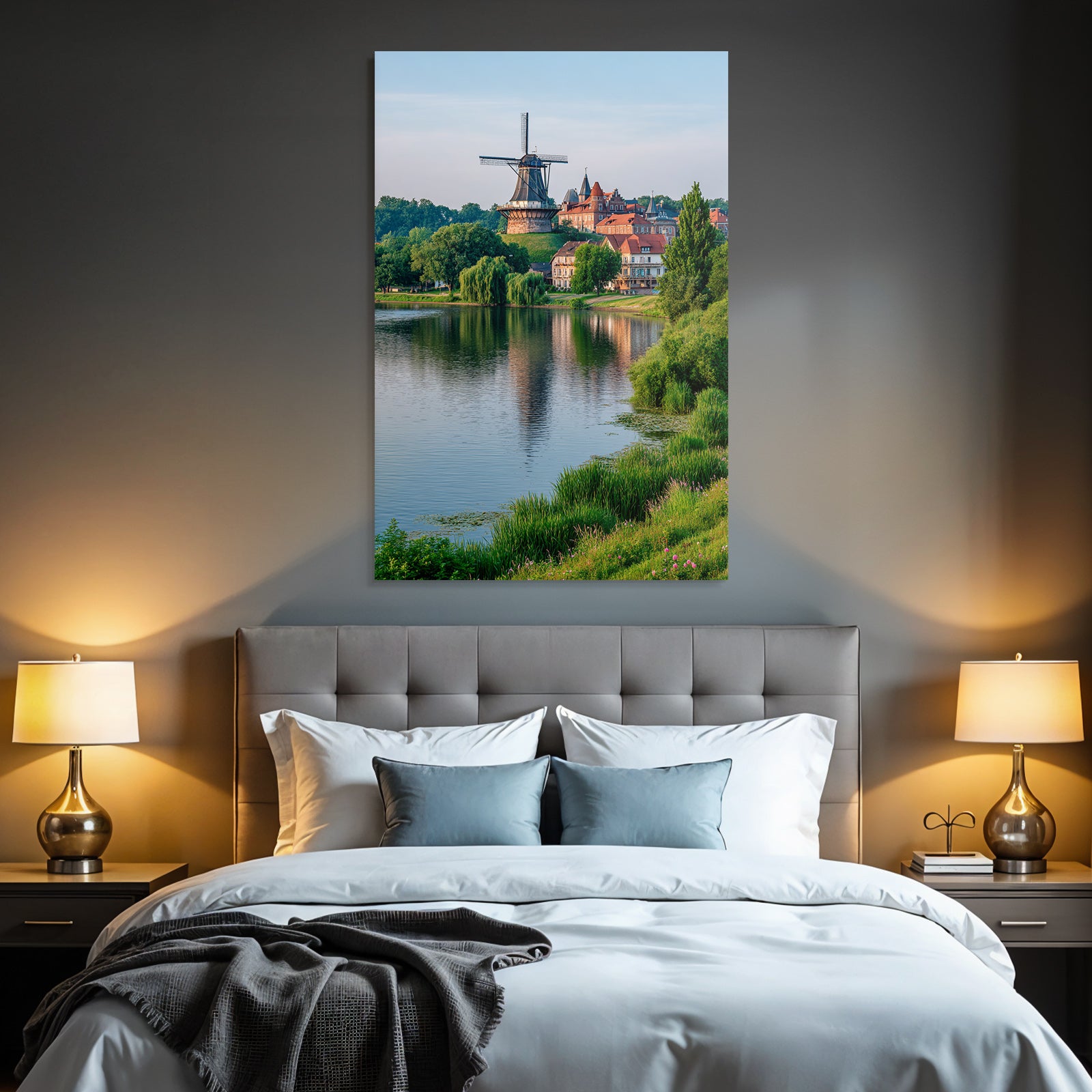 Traditionelle Windmühle Umgeben Von Grünen Häusern Und Wasserlandschaft