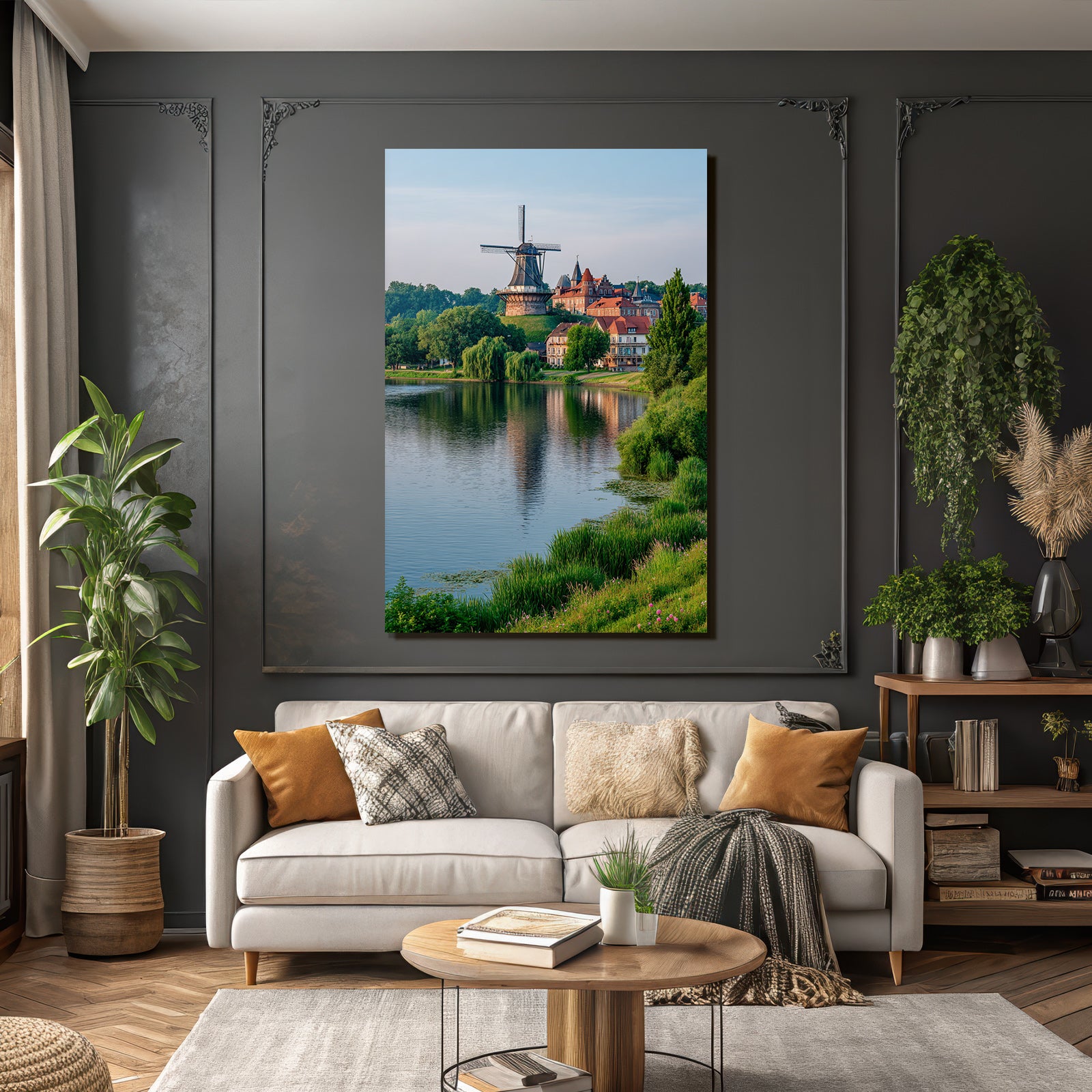 Traditionelle Windmühle Umgeben Von Grünen Häusern Und Wasserlandschaft