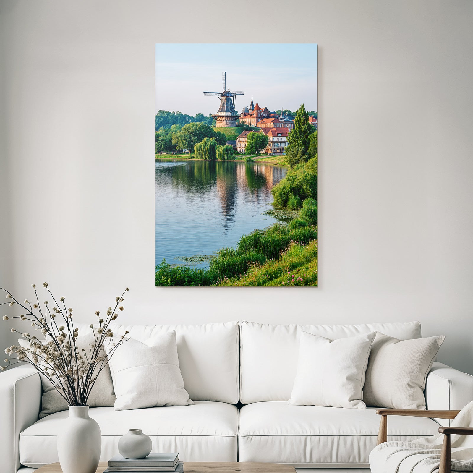 Traditionelle Windmühle Umgeben Von Grünen Häusern Und Wasserlandschaft