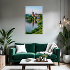 Traditionelle Windmühle Umgeben Von Grünen Häusern Und Wasserlandschaft