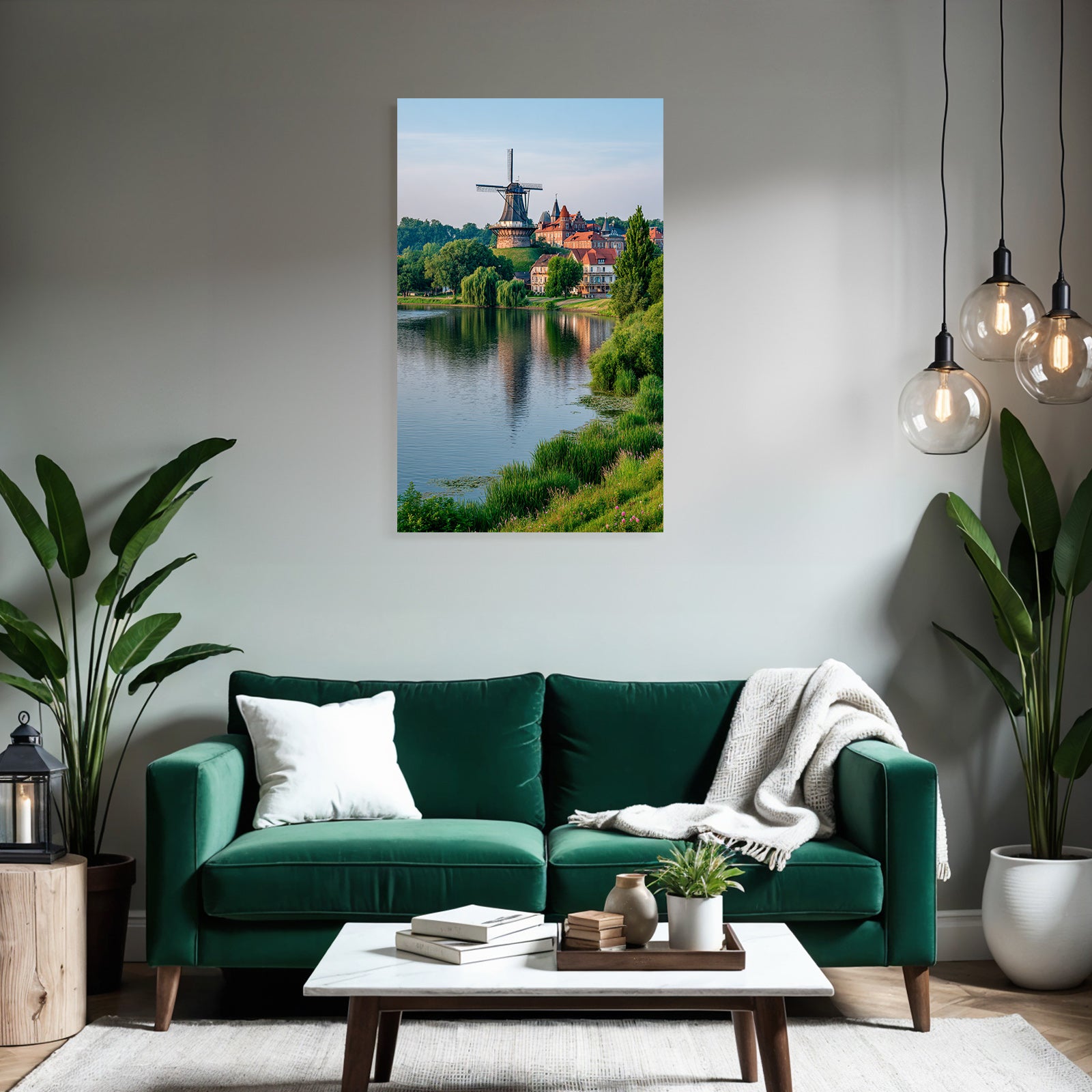 Traditionelle Windmühle Umgeben Von Grünen Häusern Und Wasserlandschaft