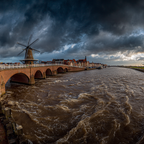 Szenischer Flussblick Mit Brücke Und Windmühle | Windmuehlen Leuchttuerme Bruecken | Architektur