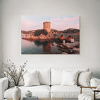 Stein Turm Am Wasser Mit Steinbrücke Und Rosa Himmel